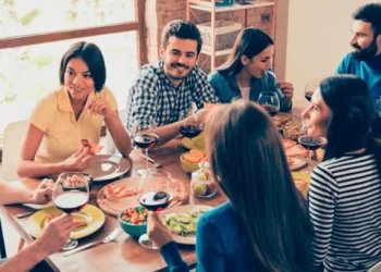 Viral: Metió la pata durante una cena y casi provoca una separación