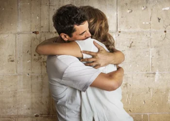 Historias de amores reales: No pudo competir con Dios y su gran amor entró al seminario, pero años después él fue a buscarla y todo fue clandestino