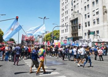 Organizaciones sociales protestaron frente a Desarrollo Social, Obelisco y Puente Pueyrredón