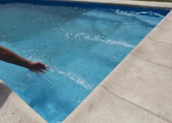 Para una familia, instalar una pileta tiene un costo similar a veranear 15 días en la Costa