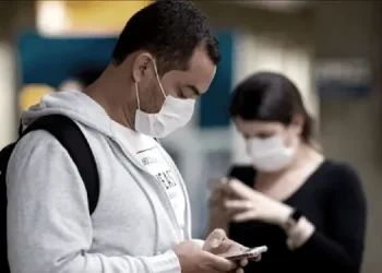 Peligro: aumentan los casos de Covid y varios países vuelven con barbijos obligatorios