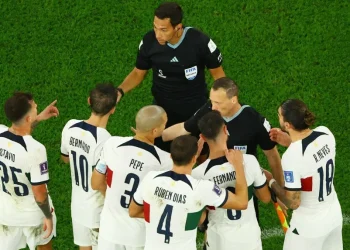 Pepe estalló contra el arbitro Facundo Tello e instaló la teoría de un complot: “Le pueden dar ya el título a Argentina”