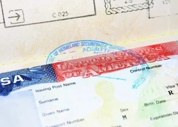 Quiso conseguir la residencia estadounidense para su esposa, pagó una fortuna y se burlaron de él: “Un problema muy drástico”