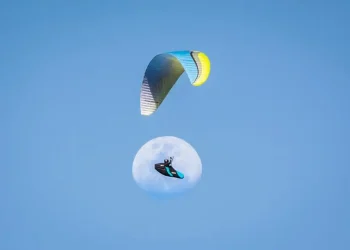 Sobrevoló el cielo mendocino y rompió un récord en parapente desde el Manzano Histórico hasta San Rafael