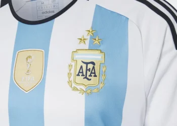 El lunes sale a la venta la camiseta de Argentina de las 3 estrellas: cuánto costará, dónde se produce y el detalle que identifica la versión oficial