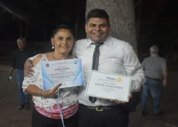 Terminó el colegio con promedio 10 y fue elegido mejor compañero: “Salía de trabajar y me quedaba estudiando”