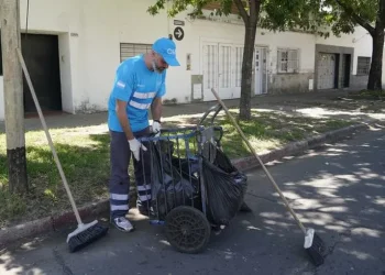 Un verdadero ejemplo: Trabaja como barrendero, estudió por más de una década y logró recibirse de médico a los 37 años
