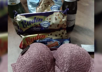 Un municipio correntino entregó cajas navideñas con corpiños y estalló la polémica: “A caballo regalado”