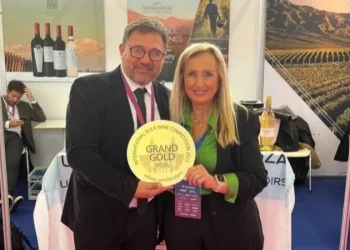 Un vino a granel de Mendoza, reconocido internacionalmente con la Gran Medalla de Oro