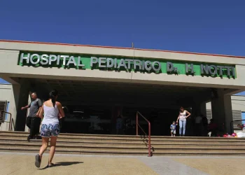 Una beba de dos meses está grave e investigan a sus padres por posible maltrato