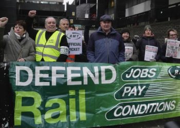 Una huelga de trenes inicia una serie de paros en Reino Unido por reclamos salariales