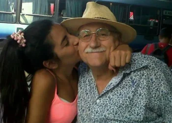 Una joven se graduó y recibió una emotiva carta de su abuelo fallecido: “Me vino a felicitar desde otro plano”