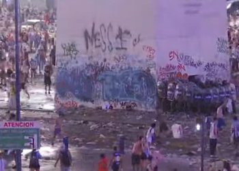 Graves incidentes en el Obelisco: hinchas que habían ido a esperar a la selección argentina atacaron a la Policía y hay ocho efectivos heridos