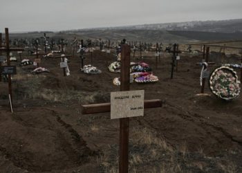 Zelenski visitó la asediada ciudad de Bajmut, punto crítico en el frente oriental de Ucrania