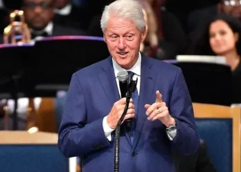 Bill Clinton dio positivo de Covid-19, con síntomas leves, y alentó la vacunación