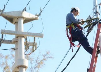 Una familia lleva casi diez meses  esperando la energía eléctrica pero distintos organismos ponen trabas