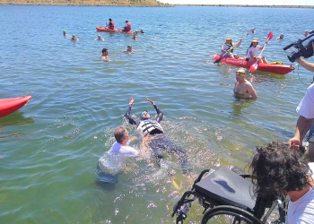 Nadador con discapacidad motriz cruzó el lago de Los Reyunos