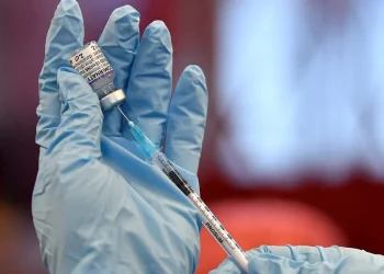 Polémica en el mundo: una familia rechaza que su hijo enfermo reciba “sangre de vacunados contra el covid”