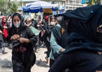 Los talibanes prohiben a las mujeres trabajar en shoppings y cierran salones de belleza en Afganistán