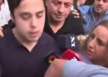 «Justicia por Fernando», dijo Juan Pedro Guarino al ingresar a los tribunales de Dolores