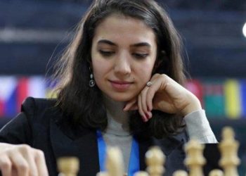Ajedrecista iraní fue advertida de que no regresará a Irán tras competir sin hiyab