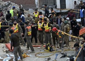 Al menos 59 muertos y 150 heridos en un ataque con bomba contra una mezquita en Pakistán
