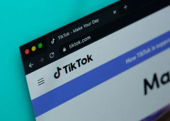 Cómo restringir contenido en TikTok para que solo lo vean adultos