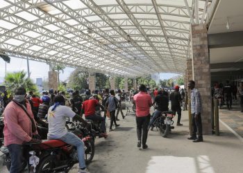 Crisis en Haití: policías atacaron la residencia del primer ministro e impidieron que salga del aeropuerto