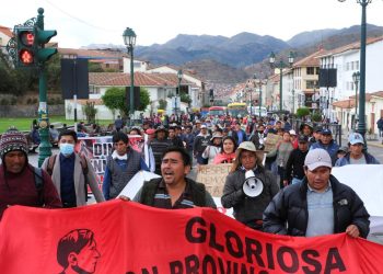 Crisis en Perú: manifestantes incendiaron una comisaría y murió una mujer