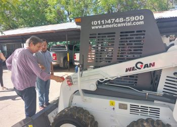 El Municipio adquirió dos nuevas minicargadoras y  Félix destacó la inversión para mejorar servicios