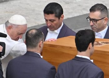 El papa Francisco presidió el funeral de Benedicto XVI ante una multitud en el Vaticano