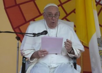 En el comienzo de su gira el papa Francisco pidió que dejen de asfixiar a África