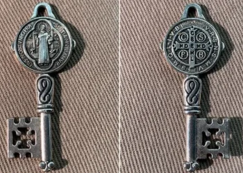 Encontró tirada una llave misteriosa y la impactante historia detrás de ella lo conmovió: «Te eligió»