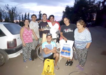 Les donaron una bicicleta  para que puedan ir a trabajar