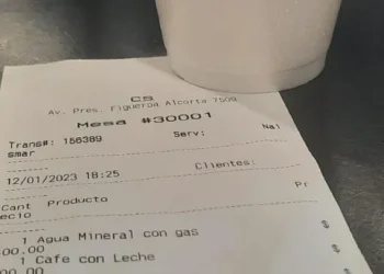 Fue a tomar un cafecito a una confitería y casi se “ahoga” cuando le llegó el ticket