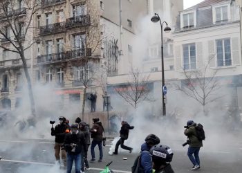 Huelga y una masiva manifestación en Francia contra la reforma jubilatoria impulsada por Macron