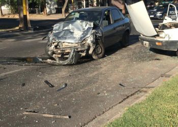 Iban en contramano, chocaron y terminaron en terapia intensiva