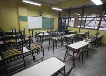 La estrategia del Gobierno para no tener alumnos sin sillas en las escuelas este año