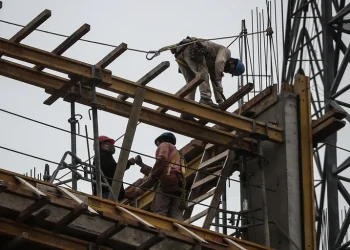 Ladrillos cada vez más lejos de los bolsillos: se necesitan 157 salarios completos para construir una casa de 100 metros cuadrados