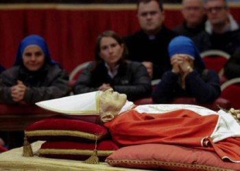 Los restos mortales del Papa Emérito Benedicto XVI fueron trasladados a la Basílica de San Pedro