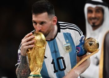 Messi: «Me hubiese gustado que Diego me entregue la Copa»