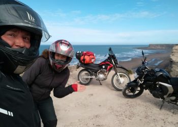 La motoquera que se enamoró de un ciclista viajando por la ruta 40: el sueño de llegar a Alaska