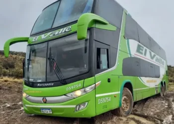 Chubut: un colectivo con 56 pasajeros quedó varado y el chofer caminó 20 kilómetros para pedir ayuda