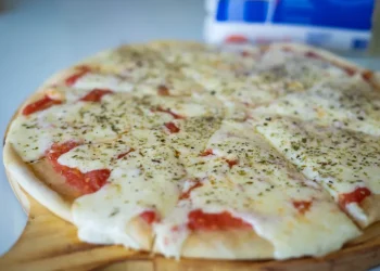 Pizza “falsa” sin horno: paso a paso de una receta en menos de 10 minutos