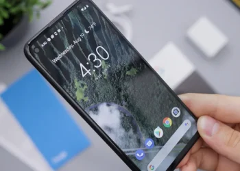 Plástico o vidrio templado, qué protección le conviene más al celular