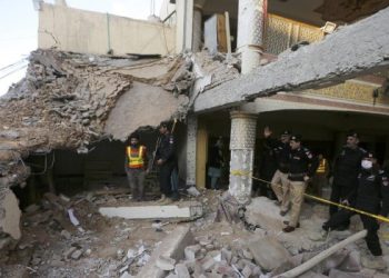 Sube a 100 la cifra de muertos por el atentado contra una mezquita de Pakistán