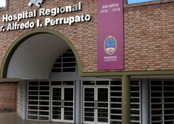 Casi una tragedia en la provincia: Un plomero está muy grave después de caer desde el techo de la casa de un cliente