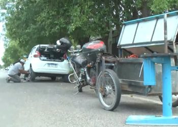 Un sanrafaelino  desarrolla una “gomería móvil” en San Luis para mantener a su hija que tiene a cargo