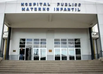 El caso que indigna al país: Una pareja circulaba en una moto, su bebé se cayó y lo dejaron tirado en el suelo con graves lesiones