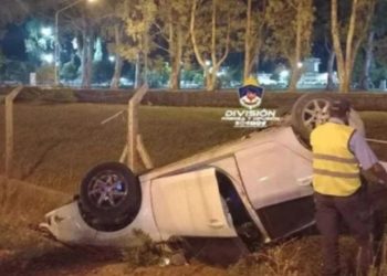 Neuquén: Volcó con su auto y lo fue a buscar un familiar que estaba más borracho que él